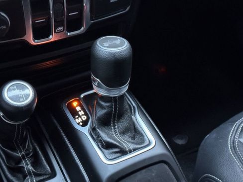 Used 2021 Jeep Wrangler Unlimited Sahara w/ Uconnect 4C Nav & Sound Group AWD/4WD image 23