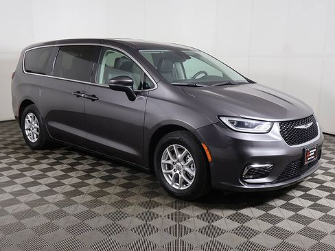 Used 2023 Chrysler Pacifica Touring-L FWD image 52