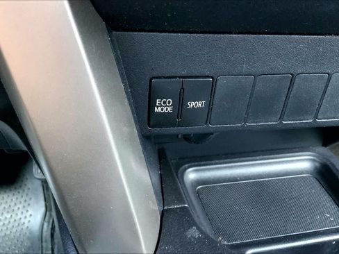 Used 2015 Toyota RAV4 LE FWD image 35