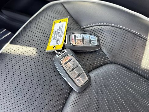 Used 2024 Chrysler Pacifica Premium FWD image 32