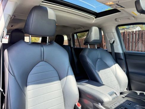 Used 2021 Toyota Highlander XLE AWD/4WD image 36