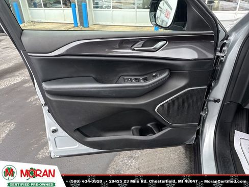 Used 2022 Jeep Grand Cherokee L Laredo image 9