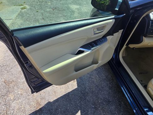Used 2016 Toyota Camry XLE w/ Moonroof Package FWD image 9