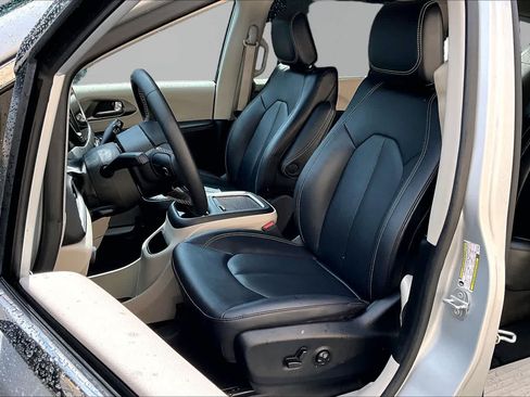 Used 2024 Chrysler Pacifica Touring-L FWD image 8