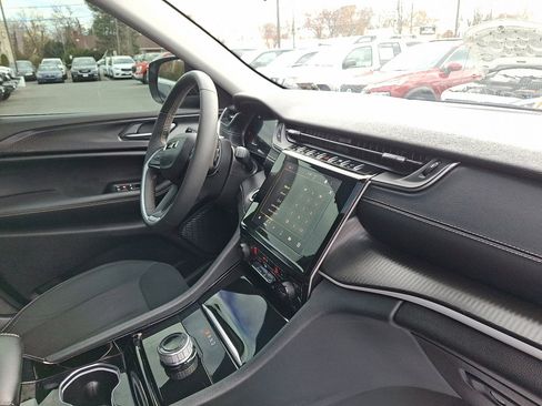 Certified 2023 Jeep Grand Cherokee Laredo w/ Luxury Tech Group I image 12