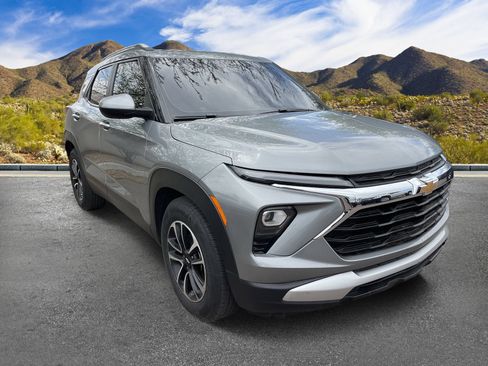 Used 2024 Chevrolet TrailBlazer LT w/ Driver Confidence Package FWD image 3