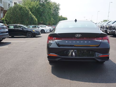 Used 2023 Hyundai Elantra SEL w/ Convenience Package FWD image 4