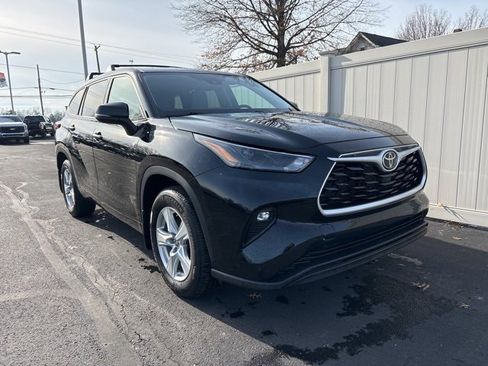Used 2022 Toyota Highlander LE image 2