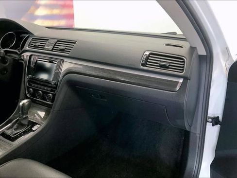 Used 2018 Volkswagen Passat 2.0T SE FWD image 21