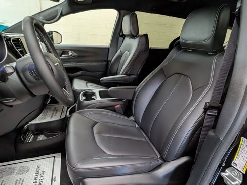 New 2026 Chrysler Pacifica Select image 14