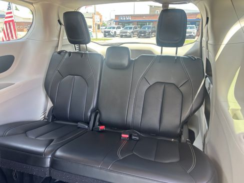 Used 2024 Chrysler Pacifica Touring-L FWD image 39