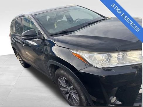 Used 2019 Toyota Highlander XLE image 3