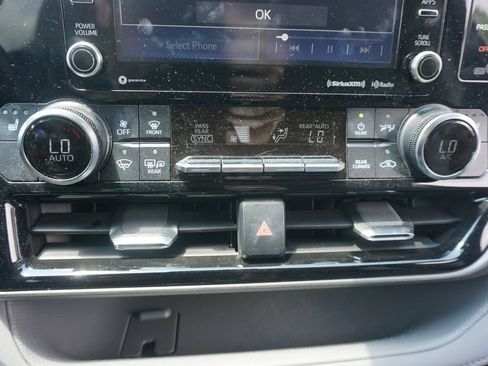 Used 2022 Toyota Highlander XLE FWD image 13