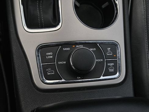 Used 2019 Jeep Grand Cherokee Overland AWD/4WD image 25