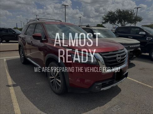 Used 2022 Nissan Pathfinder Platinum w/ Cargo Package FWD image 5