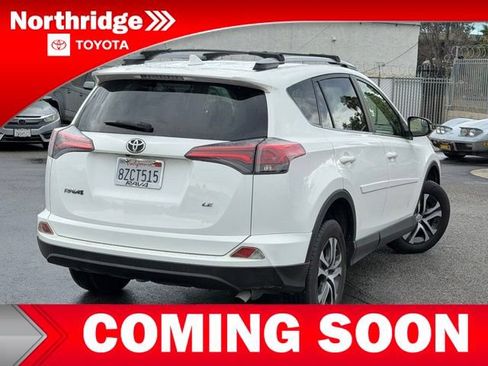 Used 2018 Toyota RAV4 LE FWD image 4