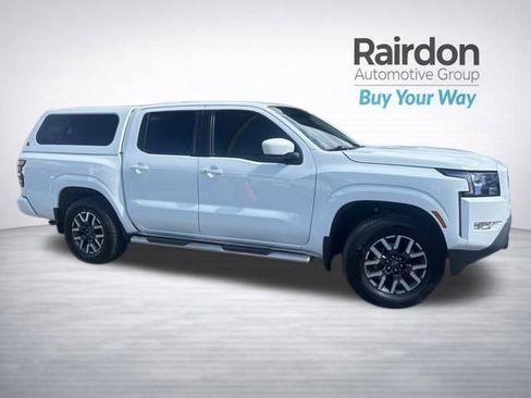 Used 2022 Nissan Frontier SV image 1