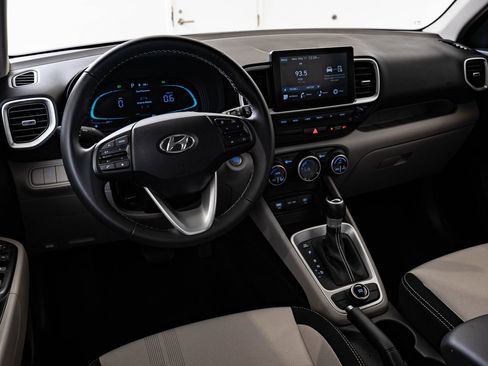 Used 2025 Hyundai Venue SEL FWD image 4