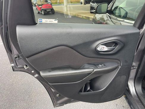 Used 2017 Jeep Cherokee Latitude w/ Cold Weather Group image 14