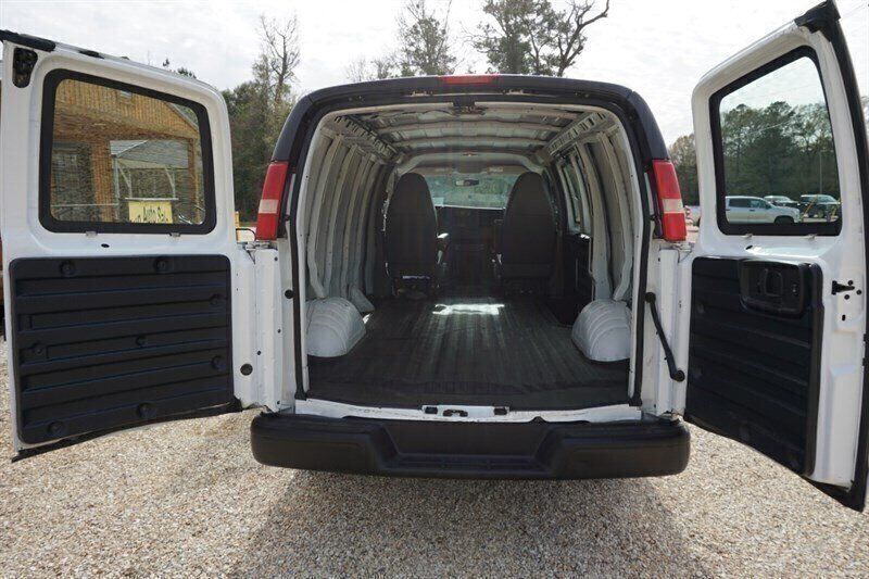 Used 2010 Chevrolet Express 1500 RWD image 20