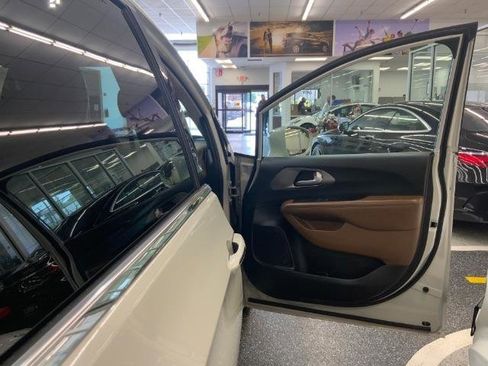 Used 2019 Chrysler Pacifica Limited w/ Tire & Wheel Group image 34