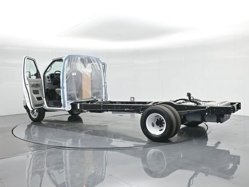 New 2026 Ford E-450 and Econoline 450 Super Duty w/ Power Equipment Group image 25