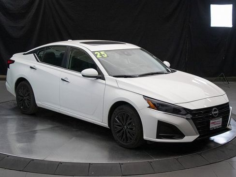 Used 2025 Nissan Altima 2.5 SV w/ SV Special Edition Package image 2