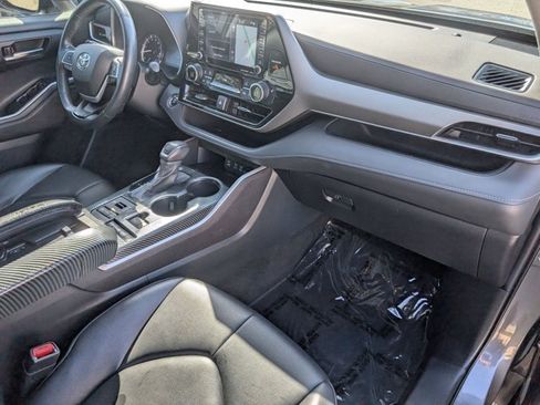 Used 2022 Toyota Highlander XLE AWD/4WD image 19
