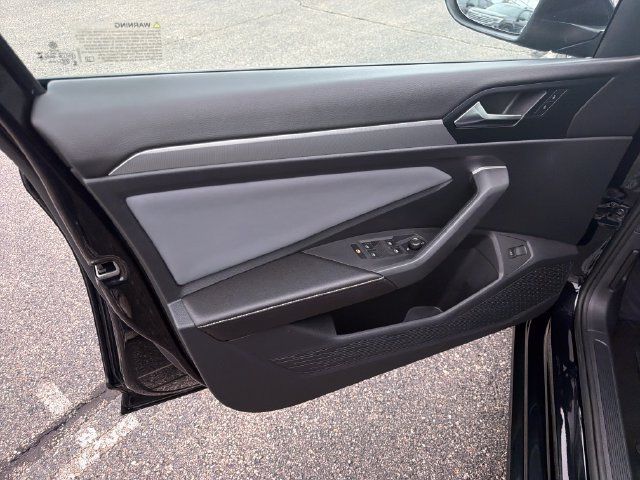 Certified 2025 Volkswagen Jetta SE w/ Sunroof Package FWD image 11