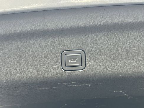 Used 2025 GMC Yukon XL Denali image 28