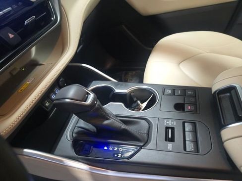 Used 2023 Toyota Highlander XLE image 16