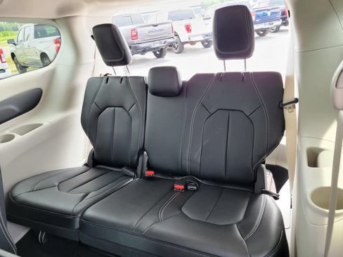 Used 2024 Chrysler Pacifica Limited FWD image 30