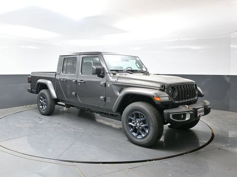 New 2026 Jeep Gladiator Sport AWD/4WD image 3