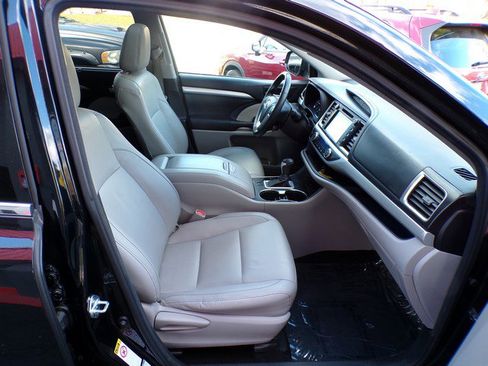 Used 2016 Toyota Highlander XLE image 19
