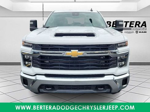 Used 2024 Chevrolet Silverado 2500 LT image 2