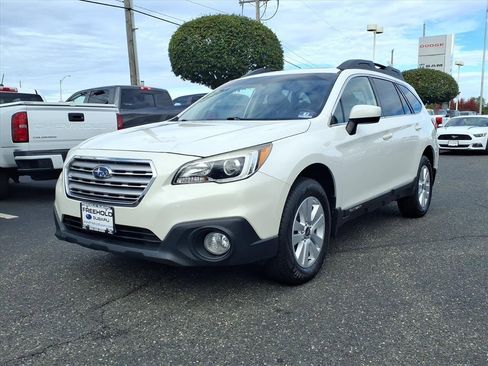 Used 2017 Subaru Outback 2.5i Premium image 3