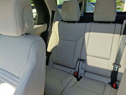 Certified 2025 Land Rover Discovery Dynamic SE AWD/4WD image 12