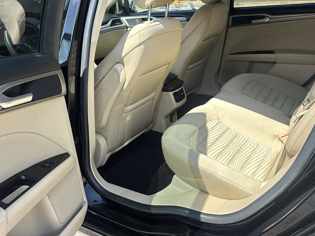 Used 2016 Ford Fusion SE FWD image 11