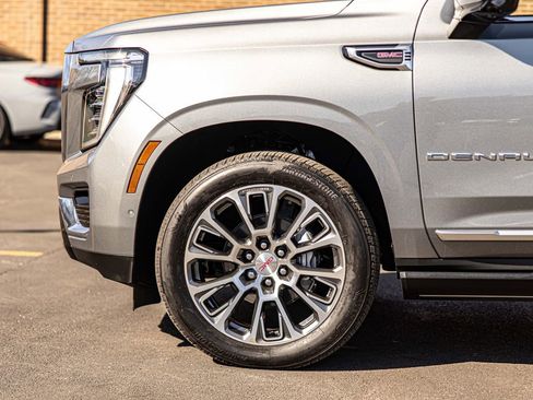 Used 2026 GMC Yukon Denali w/ Sun & Power Step Package AWD/4WD image 8