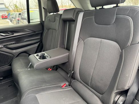 Used 2023 Jeep Grand Cherokee Laredo image 34