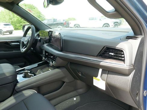 New 2026 Chevrolet Suburban Premier w/ Sun And Tow Package AWD/4WD image 10