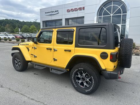 Used 2019 Jeep Wrangler Unlimited Rubicon w/ Cold Weather Group AWD/4WD image 11