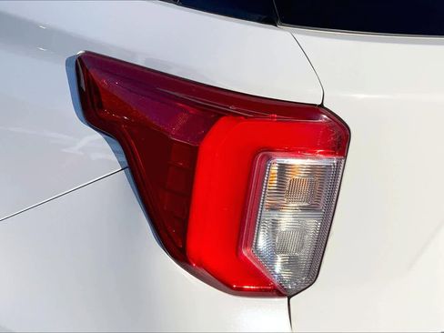 Used 2020 Ford Explorer Platinum w/ Premium Technology Package image 29