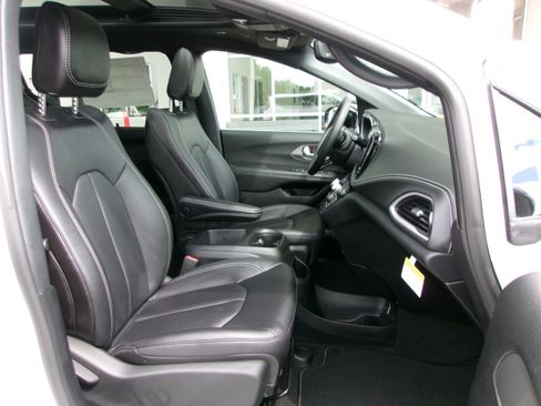 New 2026 Chrysler Pacifica Select image 21