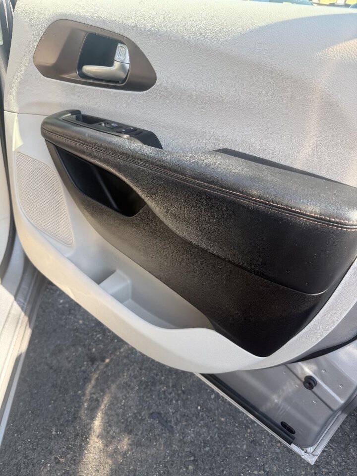 Used 2019 Chrysler Pacifica Touring-L FWD image 4