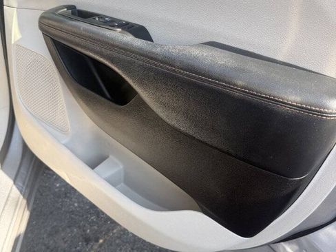 Used 2019 Chrysler Pacifica Touring-L FWD image 4