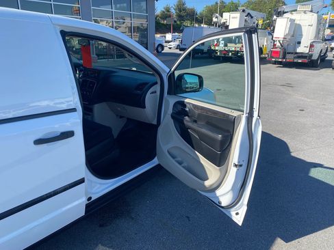 Used 2014 RAM C/V Tradesman FWD image 19