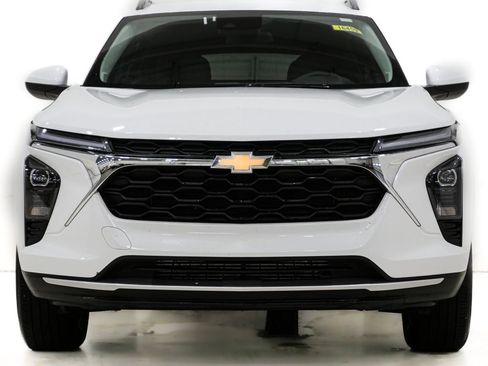 Used 2025 Chevrolet Trax LT image 2