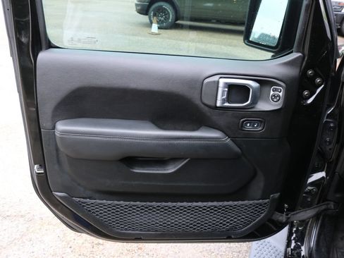 Used 2019 Jeep Wrangler Unlimited Sahara AWD/4WD image 10