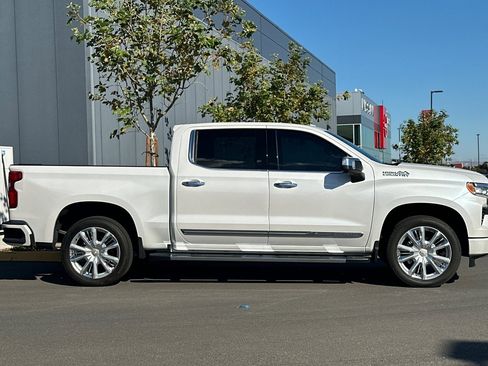 Used 2024 Chevrolet Silverado 1500 High Country w/ Technology Package image 3